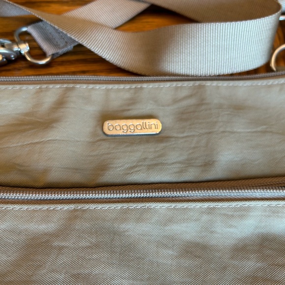 Baggallini 3 Front Zip Pocket Tan/Taupe Crossbody Bag with Light Blue Lining - Picture 7 of 11